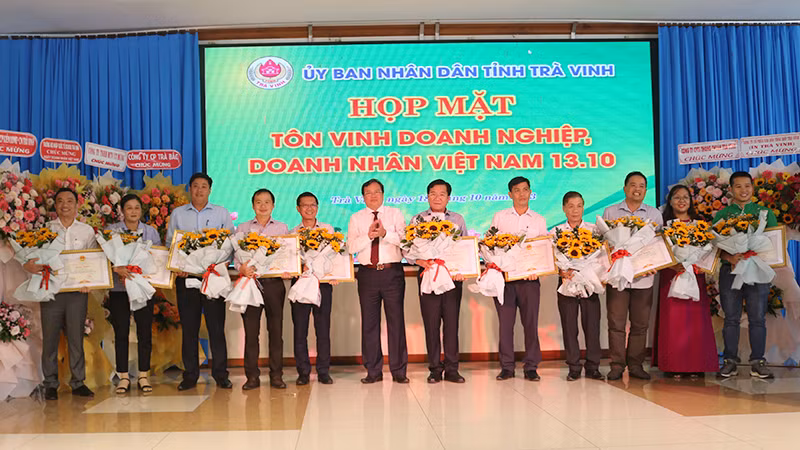 Đại diện doanh nghiệp tiêu biểu nhận Bằng khen của Ủy ban nhân dân tỉnh Trà Vinh.
