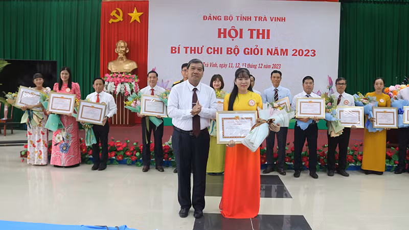 Thí sinh Phạm Thị Kiều Thoa, Đảng bộ huyện Cầu Ngang đoạt giải Nhất hội thi.
