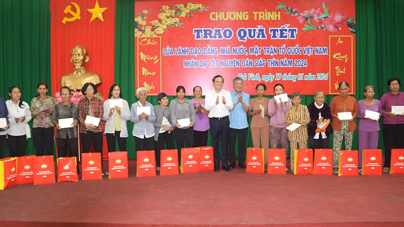 Hộ nghèo tỉnh Trà Vinh nhận quà Tết.
