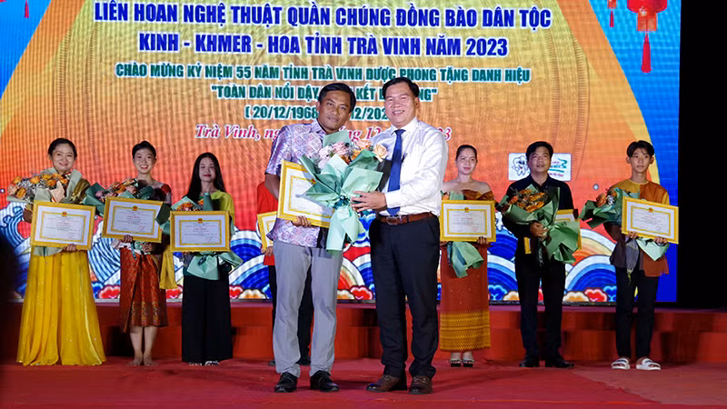 Đại diện đơn vị huyện Trà Cú nhận giải tại buổi lễ bế mạc Liên hoan nghệ thuật quần chúng dân tộc Kinh, Khmer, Hoa.