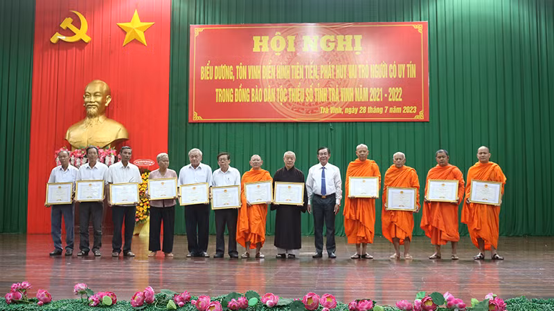 Người có uy tín tiêu biểu trong đồng bào dân tộc thiểu số nhận Bằng khen của Ủy ban nhân dân tỉnh Trà Vinh.