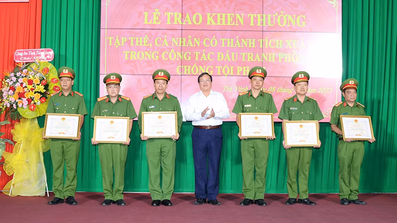 Đại diện tập thể, các cá nhân có thành tích xuất sắc điều tra, phá án nhận Bằng khen của Ủy ban nhân dân tỉnh Trà Vinh.