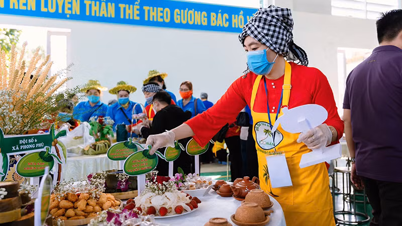 Thí sinh tham dự hội thi trình bày món ăn được chế biến từ dừa sáp. Thí sinh tham dự hội thi trình bày món ăn được chế biến từ dừa sáp.