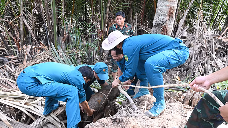 Lực lượng công binh tỉnh Trà Vinh xử lý quả bom chưa nổ, rỉ sét tại xã Hòa Tân, huyện Cầu Kè.