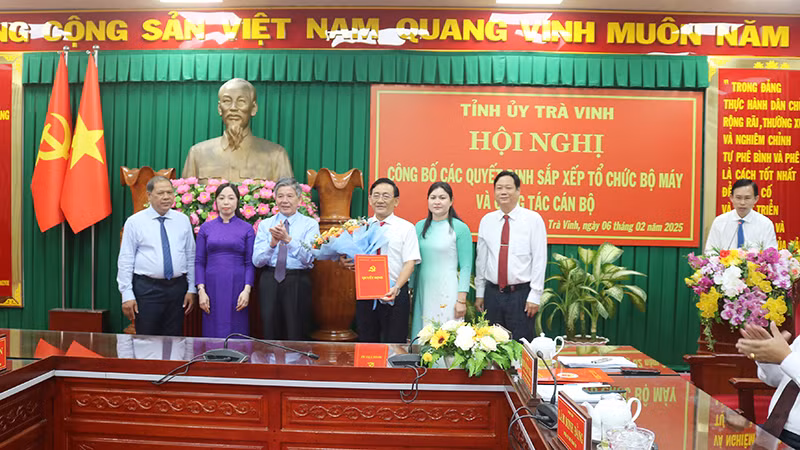 Các đồng chí lãnh đạo Ban Tuyên giáo và Dân vận Tỉnh ủy nhận quyết định của Tỉnh ủy Trà Vinh.