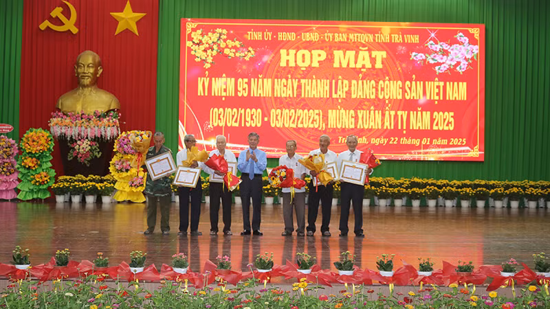 Các đảng viên nhận Huy hiệu 60, 65, 70 năm tuổi Đảng tại buổi họp mặt.