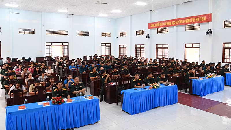 Các thí sinh, cổ động viên dự và cổ vũ cho hội thi.