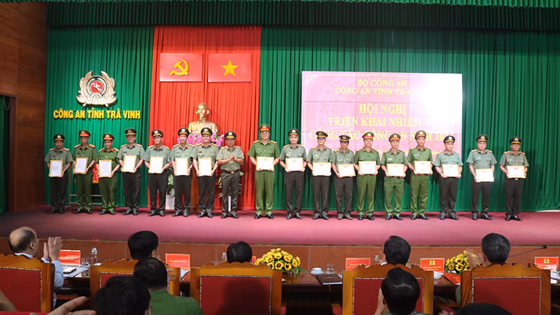 Đại diện các đơn vị đạt danh hiệu đơn vị quyết thắng, đơn vị tiên tiến giấy khen của Công an tỉnh Trà Vinh. Đại diện các đơn vị đạt danh hiệu đơn vị quyết thắng, đơn vị tiên tiến giấy khen của Công an tỉnh Trà Vinh.