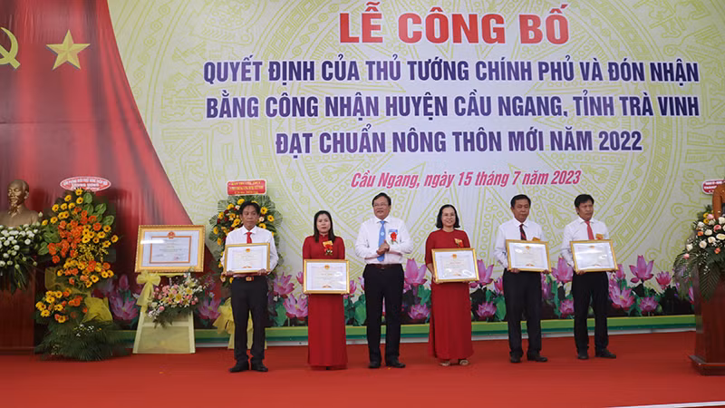 Đại diện các tập thể có thành tích xuất sắc trong xây dựng nông thôn mới huyện Cầu Ngang nhận Bằng khen của Ủy ban nhân dân tỉnh.