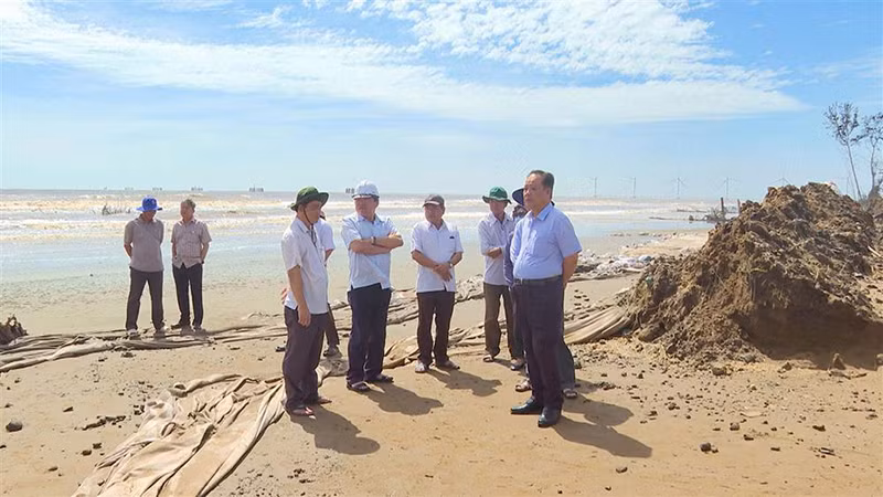 Lãnh đạo Ủy ban nhân dân tỉnh Trà Vinh cùng đại diện sở, ngành đến khảo sát tại khu vực Cồn Nhàn, xã Đông Hải.