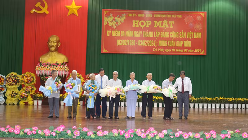 Các đảng viên nhận Huy hiệu Đảng tại buổi họp mặt mừng Đảng, mừng Xuân