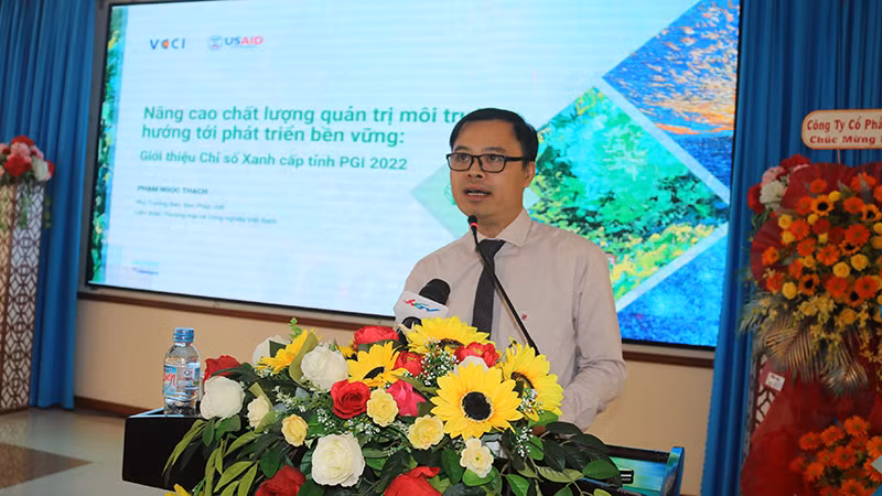 Phó trưởng Ban Pháp chế VCCI Phạm Ngọc Thạch trình bày tham luận tại hội thảo.