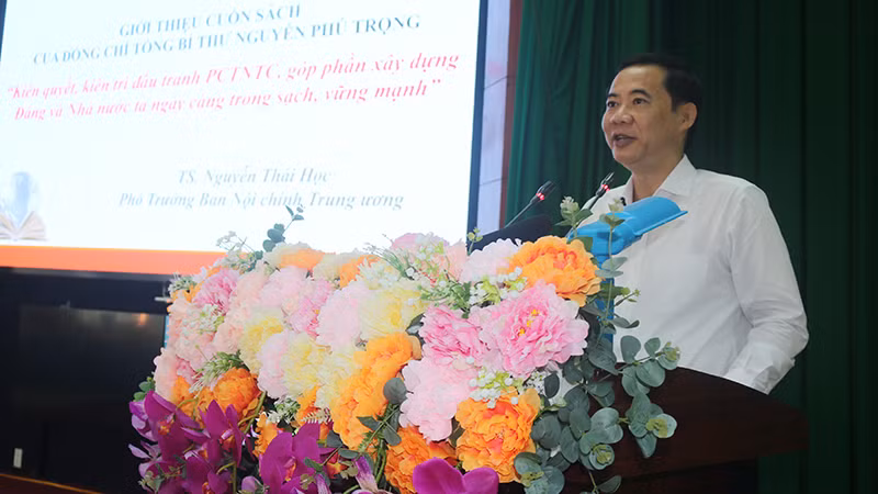 Phó Trưởng Ban Nội chính Trung ương Nguyễn Thái Học giới thiệu nội dung cuốn sách tại hội nghị.