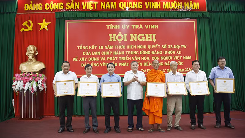 Đại diện các tập thể có thành tích xuất sắc trong xây dựng và phát triển văn hóa được nhận Bằng khen của Ủy ban nhân dân tỉnh.