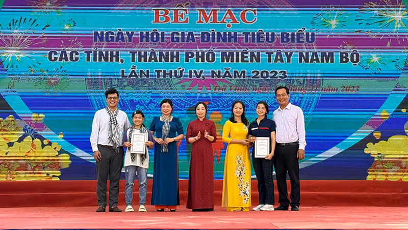 Các gia đình tiêu biểu đoạt giải Nhì phần thi "Cùng con đọc sách" được biểu dương, khen thưởng.