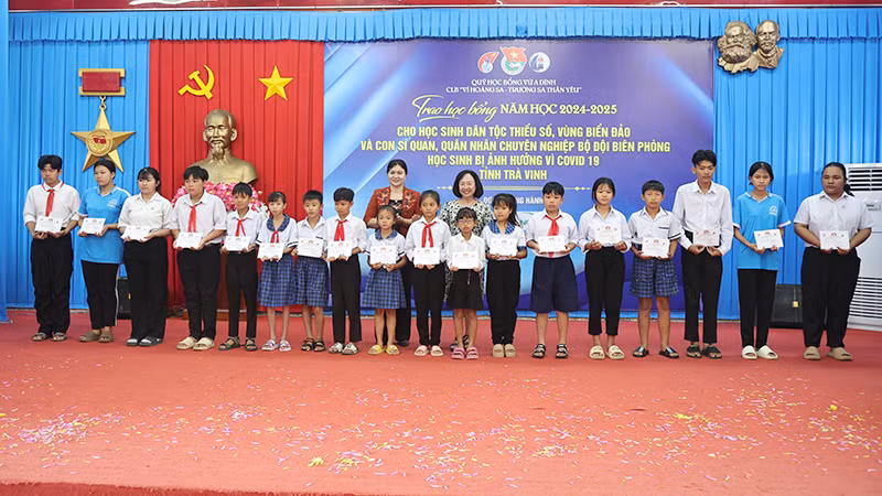 Học sinh dân tộc thiểu số có hoàn cảnh khó khăn của tỉnh Trà Vinh nhận học bổng Vừ A Dính.