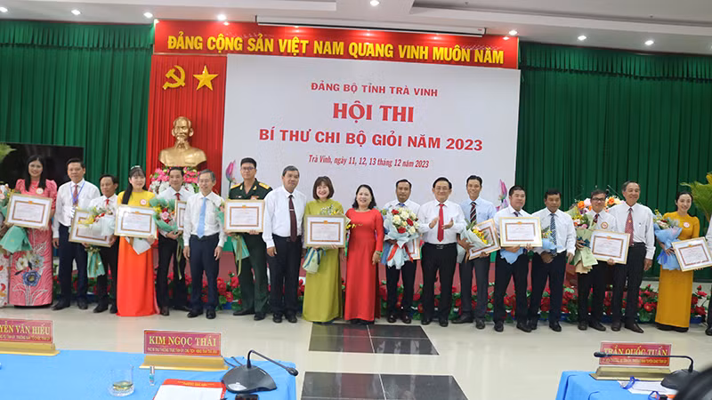 Các thí sinh đạt giải Hội thi Bí thư chi bộ giỏi cấp tỉnh được biểu dương, khen thưởng.