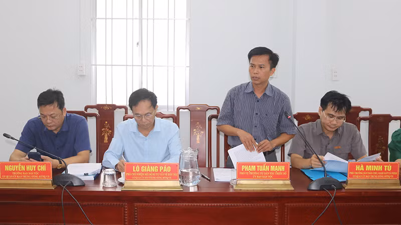 Phó Vụ trưởng Vụ Dân tộc thiểu số, Ủy ban Dân tộc Phạm Tuấn Mạnh có ý kiến thảo luận tại buổi giám sát. Phó Vụ trưởng Vụ Dân tộc thiểu số, Ủy ban Dân tộc Phạm Tuấn Mạnh có ý kiến thảo luận tại buổi giám sát.