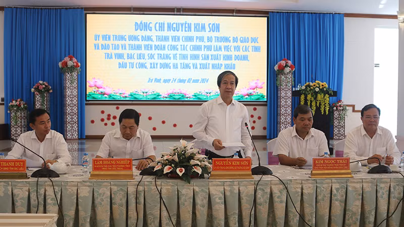 Đồng chí Nguyễn Kim Sơn, Ủy viên Trung ương Đảng, Bộ trưởng Giáo dục và Đào tạo phát biểu chỉ đạo tại buổi làm việc.
