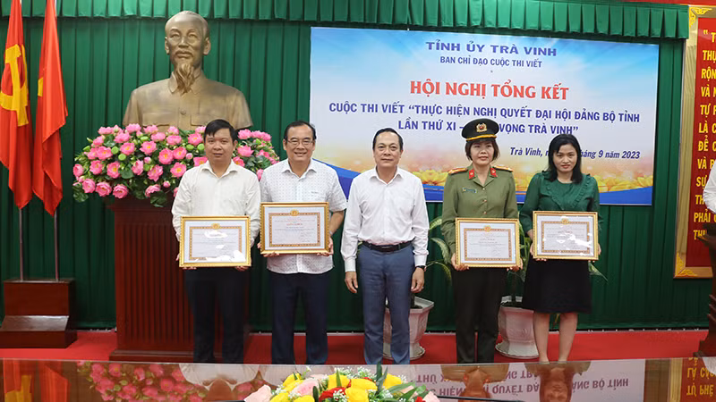 Đại diện các tập thể đạt giải cuộc thi viết "Khát vọng Trà Vinh" được biểu dương, khen thưởng.
