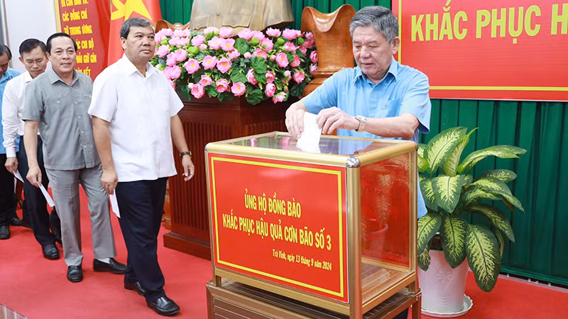 Các đồng chí lãnh đạo Tỉnh ủy Trà Vinh đóng góp ủng hộ đồng bào các tỉnh, thành phố phía bắc.