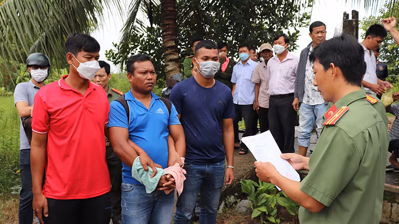 Cơ quan Công an tỉnh Sóc Trăng thi hành lệnh bắt tạm giam đối tượng Danh Minh Quang.