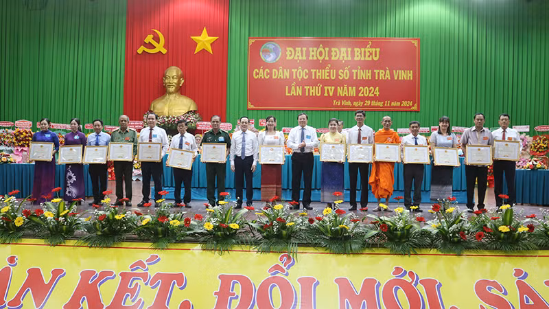 Đại diện các tập thể tiêu biểu nhận Bằng khen của Ủy ban nhân dân tỉnh Trà Vinh.