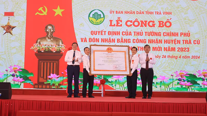 Huyện Trà Cú, tỉnh Trà Vinh đón nhận Bằng công nhận đạt chuẩn nông thôn mới. Huyện Trà Cú, tỉnh Trà Vinh đón nhận Bằng công nhận đạt chuẩn nông thôn mới.