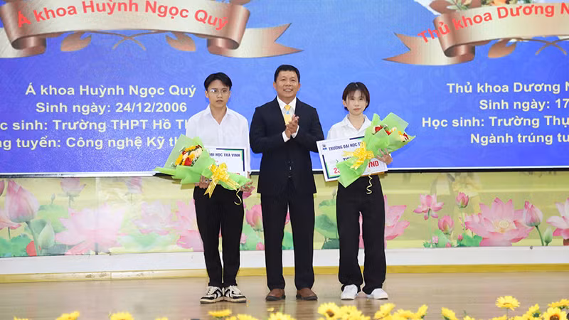 Trường đại học Trà Vinh trao thưởng cho sinh viên là thủ khoa, á khoa của năm học 2024-2025. Trường đại học Trà Vinh trao thưởng cho sinh viên là thủ khoa, á khoa của năm học 2024-2025.