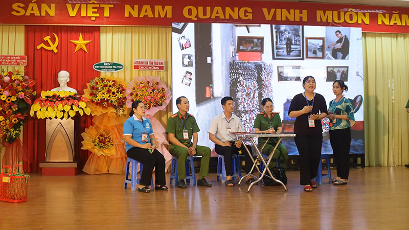 Đội thi Công an tỉnh Trà Vinh thể hiện phần thi tiểu phẩm.