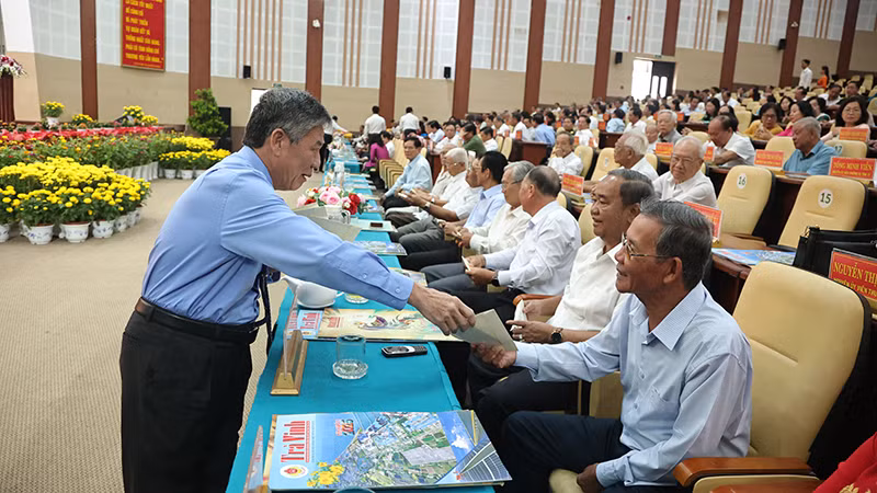 Đại biểu về dự họp mặt được Thường trực Tỉnh ủy Trà Vinh trao tặng quà Tết. Đại biểu về dự họp mặt được Thường trực Tỉnh ủy Trà Vinh trao tặng quà Tết.