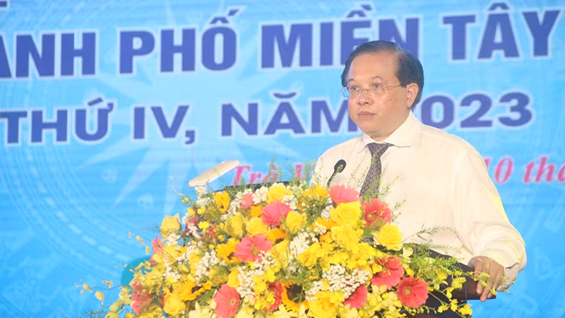 Thứ trưởng Văn hóa, Thể thao và Du lịch Tạ Quang Đông phát biểu khai mạc Ngày hội gia đình tiêu biểu khu vực Tây Nam Bộ.