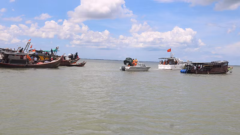 Lực lượng chức năng tỉnh Trà Vinh dẫn dắt các tàu cá ra cửa biển Cung Hầu đón Ông về thờ tại miếu Bà Chúa Xứ, thị trấn Mỹ Long.