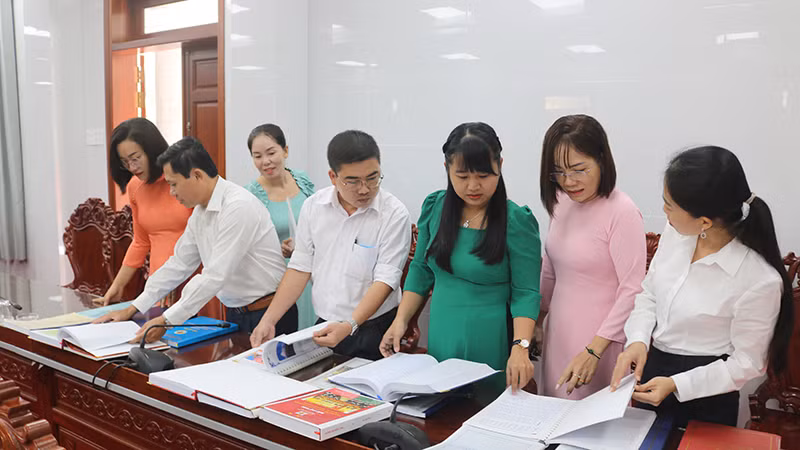 Các đại biểu tìm hiểu nội dung, hình thức các bài viết cuộc thi "Khát vọng Trà Vinh".
