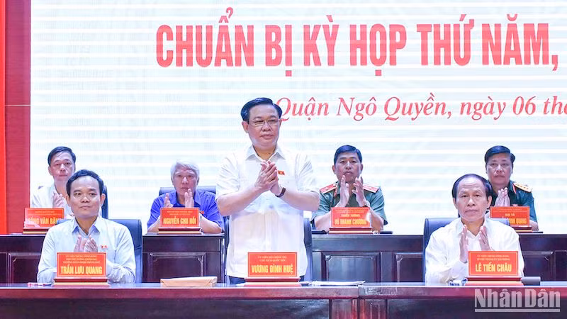 Chủ tịch Quốc hội Vương Đình Huệ và các đại biểu Quốc hội thành phố Hải Phòng dự hội nghị tiếp xúc cử tri tại quận Ngô Quyền. (Ảnh: DUY LINH)