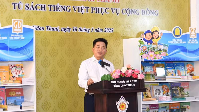 Tổng lãnh sự Đinh Hoàng Linh nhấn mạnh, ngôn ngữ là sợi dây gắn kết bền chặt giữa kiều bào ta với quê hương. Tổng lãnh sự Đinh Hoàng Linh nhấn mạnh, ngôn ngữ là sợi dây gắn kết bền chặt giữa kiều bào ta với quê hương.