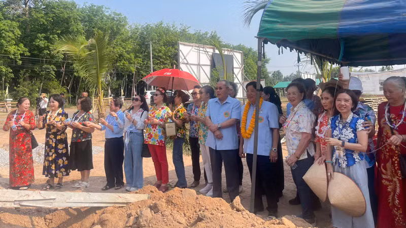 Kiều bào tại Udon thani dự lễ khởi công Nhà sàn Bác Hồ. (Ảnh: CTV) Kiều bào tại Udon thani dự lễ khởi công Nhà sàn Bác Hồ. (Ảnh: CTV)