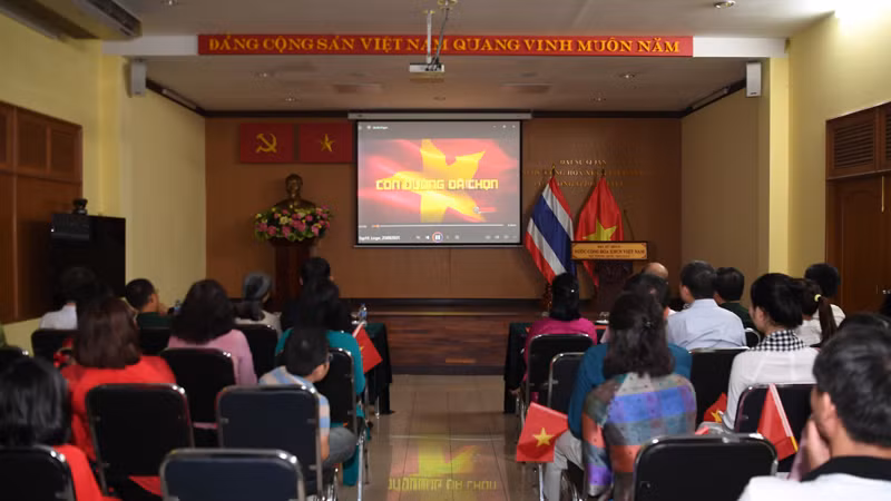 Các đại biểu xem tập 19 cuốn phim tài liệu “ Con đường đã chọn”.