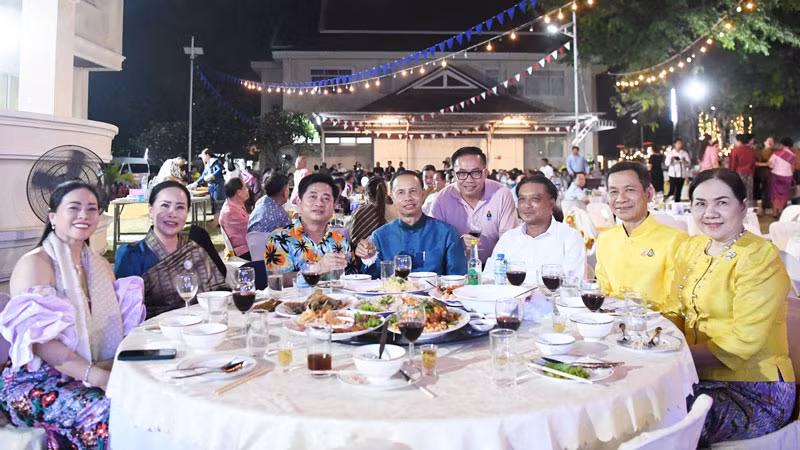 Tổng lãnh sự Đinh Hoàng Linh cùng các đại biểu đón Tết Bunpimay.