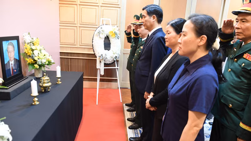 Đại sứ quán, các cơ quan bên cạnh Đại sứ quán dành một phút mặc niệm nguyên Chủ tịch nước Trần Đức Lương.