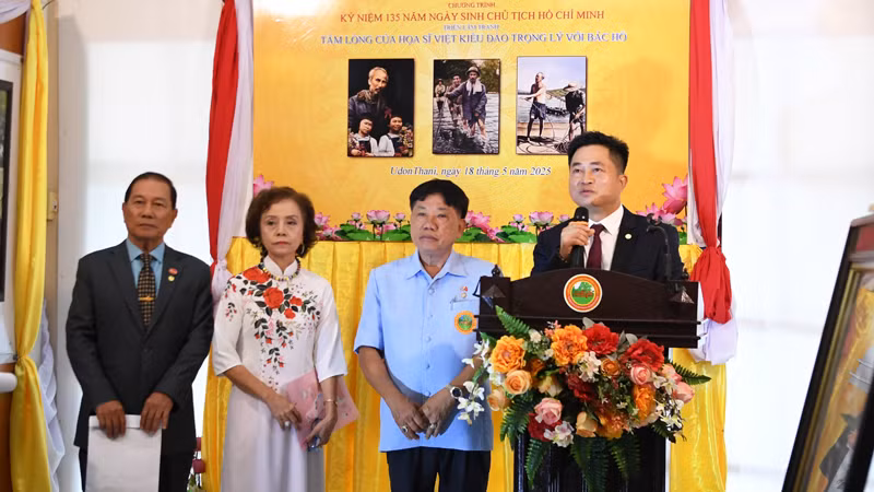 Tổng lãnh sự Đinh Hoàng Linh nhấn mạnh, triển lãm tranh là hoạt động ý nghĩa nhằm kỷ niệm 135 năm Ngày sinh Chủ tịch Hồ Chí Minh.