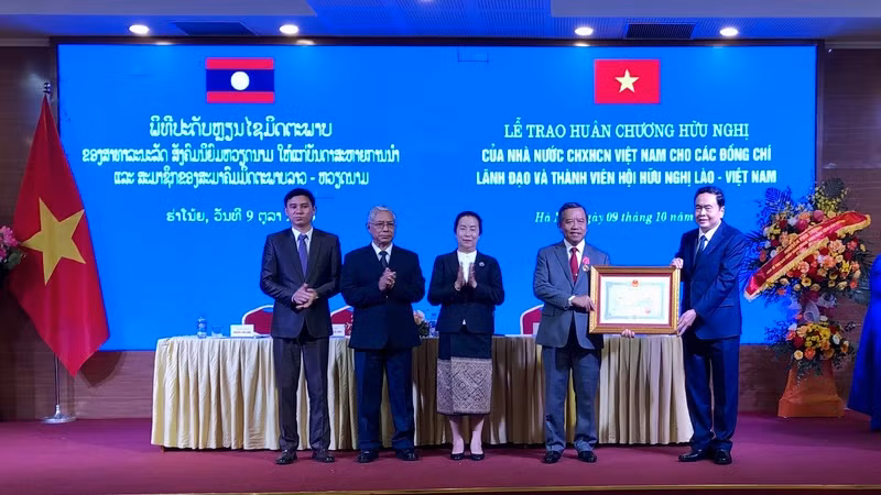 Đồng chí Trần Thanh Mẫn trao Huân chương Hữu nghị tặng các lãnh đạo và thành viên Hội Hữu nghị Lào-Việt Nam.