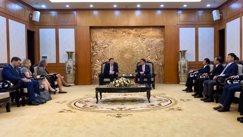 Đồng chí Nguyễn Trọng Nghĩa và Đại sứ Marc Knapper trao đổi về quan hệ hai nước. Đồng chí Nguyễn Trọng Nghĩa và Đại sứ Marc Knapper trao đổi về quan hệ hai nước.