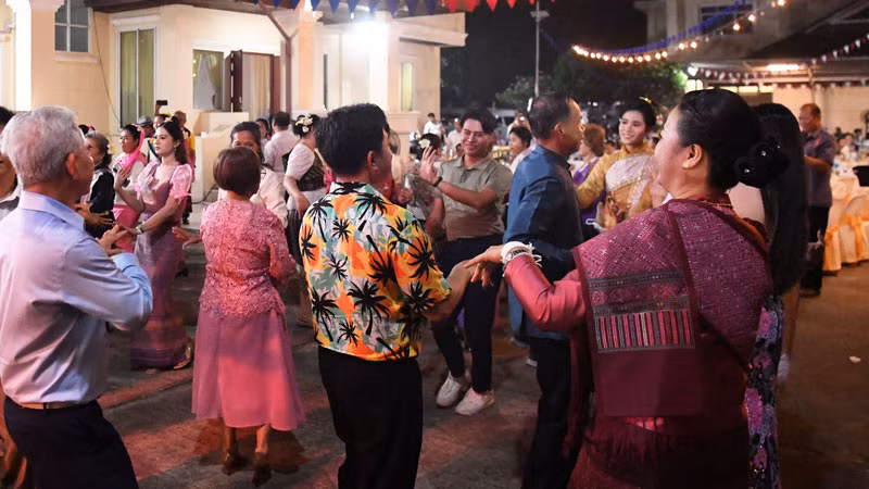 Các đại biểu cùng hòa vào điệu múa Lăm Vông.