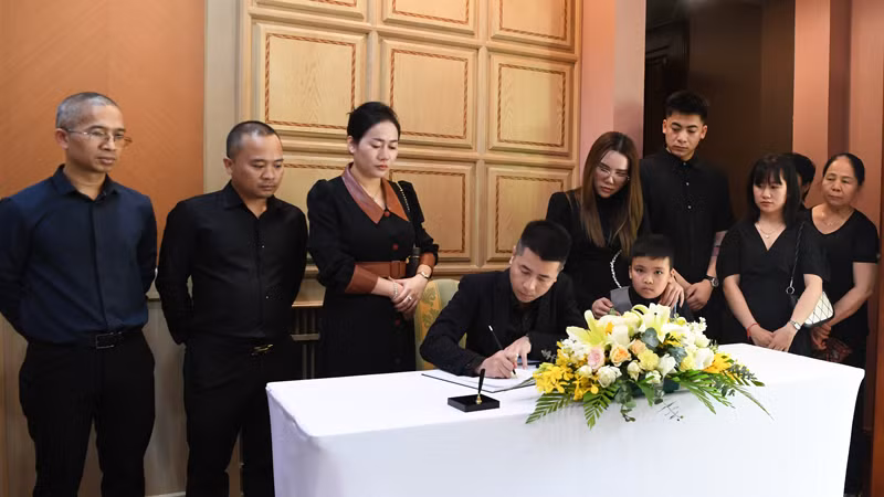 Đại diện VietCham Thailand bày tỏ lòng tiếc thương trước sự ra đi của nguyên Chủ tịch nước Trần Đức Lương. Đại diện VietCham Thailand bày tỏ lòng tiếc thương trước sự ra đi của nguyên Chủ tịch nước Trần Đức Lương.