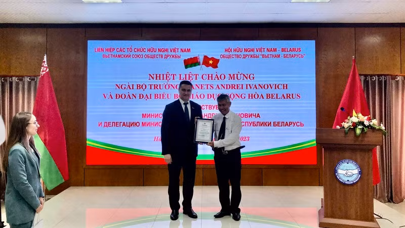 Cựu sinh viên Việt Nam nhận Bằng khen của Bộ Giáo dục Belarus. Cựu sinh viên Việt Nam nhận Bằng khen của Bộ Giáo dục Belarus.