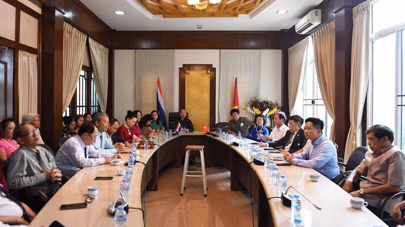 Toàn cảnh cuộc gặp.