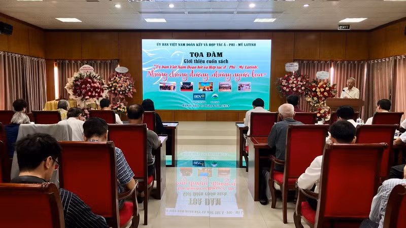 Ủy ban Việt Nam Đoàn kết và Hợp tác Á-Phi-Mỹ Latinh tổ chức Tọa đàm ra mắt sách.