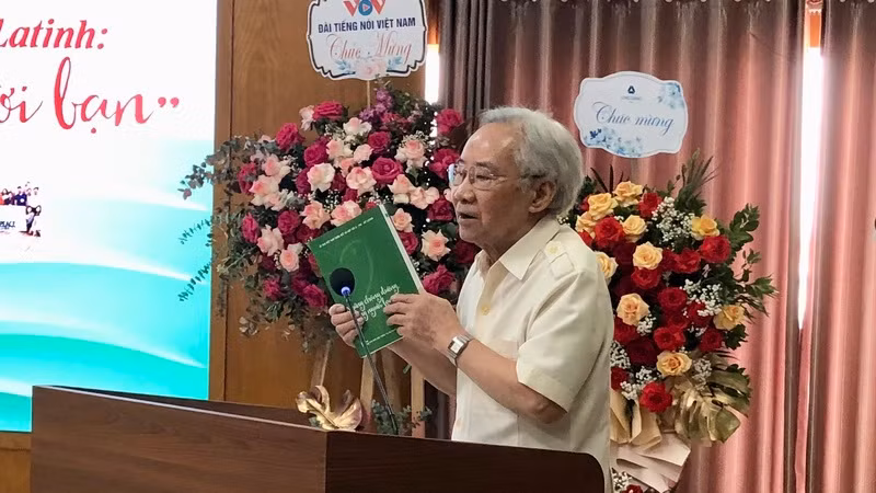 Ông Phạm Văn Chương chia sẻ về nội dung cuốn sách. Ông Phạm Văn Chương chia sẻ về nội dung cuốn sách.