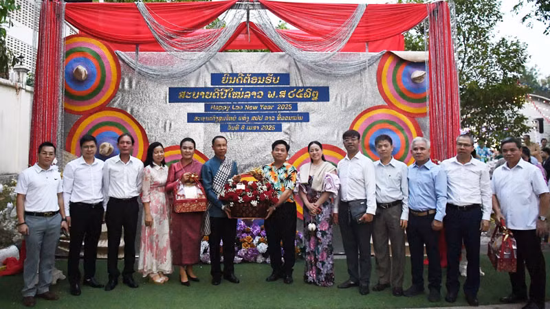 Tổng lãnh sự Đinh Hoàng Linh trao lẵng hoa tặng Tổng lãnh sự Somsack Vilaythone.